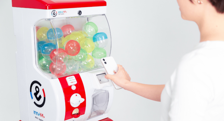 Novas máquinas de venda automática de brinquedos em cápsulas não precisam mais de dinheiro