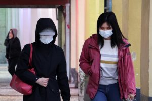 Em meio a casos crescentes, governo japonês pretende forçar medidas antivírus 1