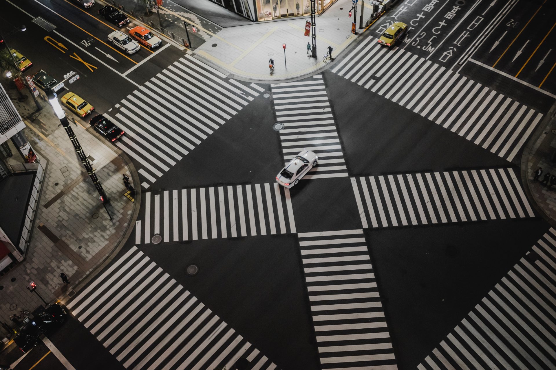 Pesquisa: apenas 23% dos veículos param nas faixas de pedestres no Japão