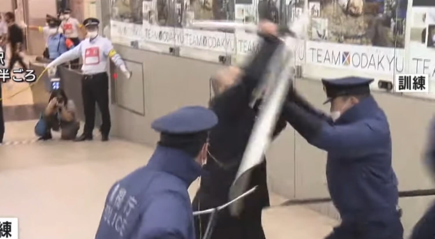 Treinamento em Estação de Shinjuku testa reação a ataques com faca