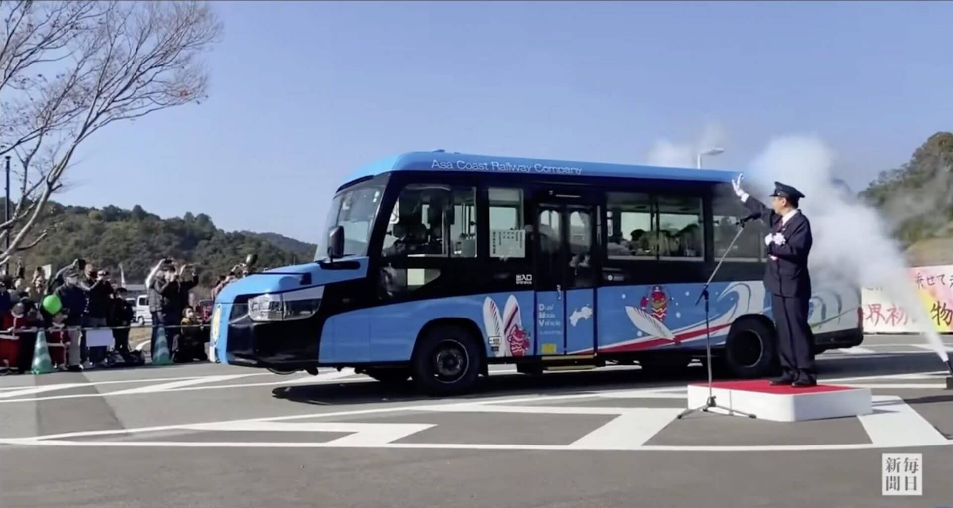 Ônibus-trem faz sua estreia no Japão