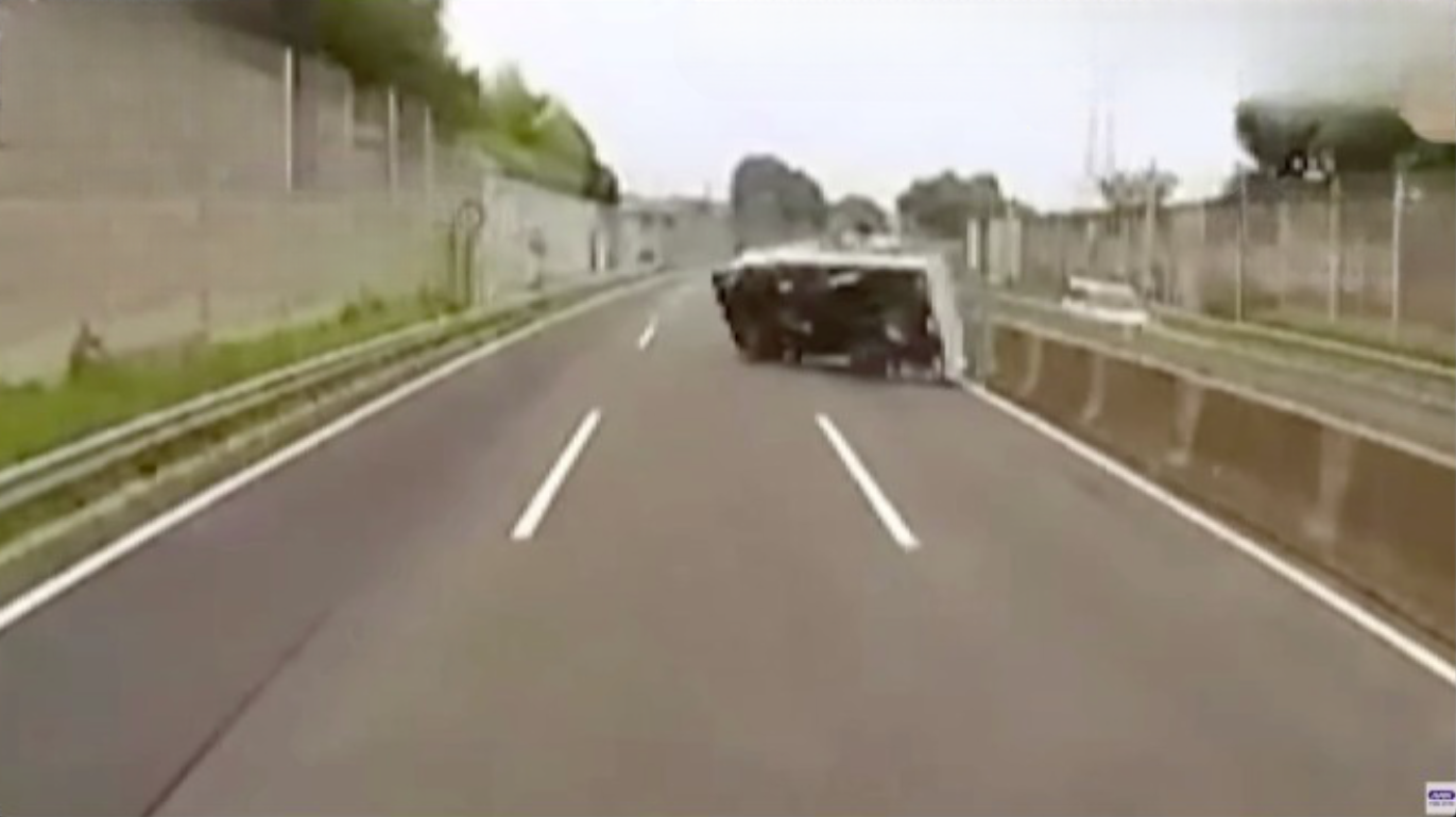 Caminhão carregado faz ultrapassagem em alta velocidade e capota em rodovia do Japão