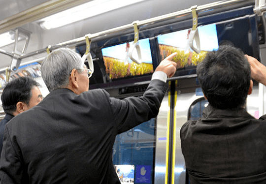 Trens começam a usar Inteligência Artificial ​​para exibir anúncios no Japão