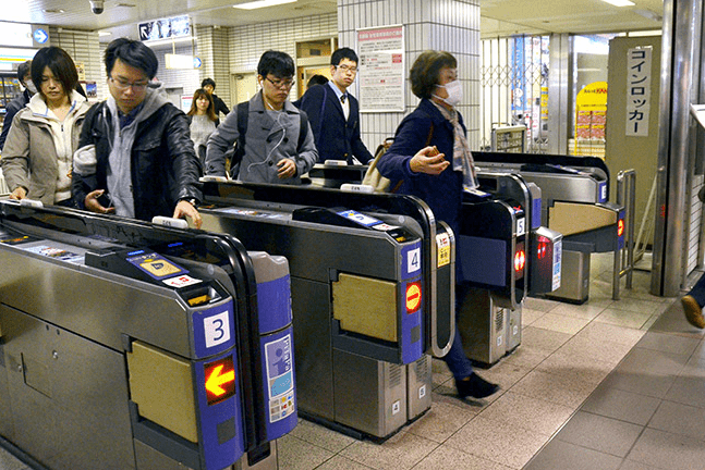 Japonês “economiza” ¥800 mil pulando na catraca em estação de trem em Osaka