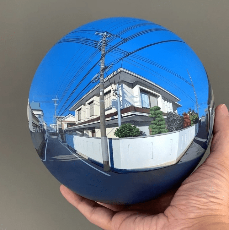 Artista pinta telas esféricas com cenas foto realistas de subúrbio japonês