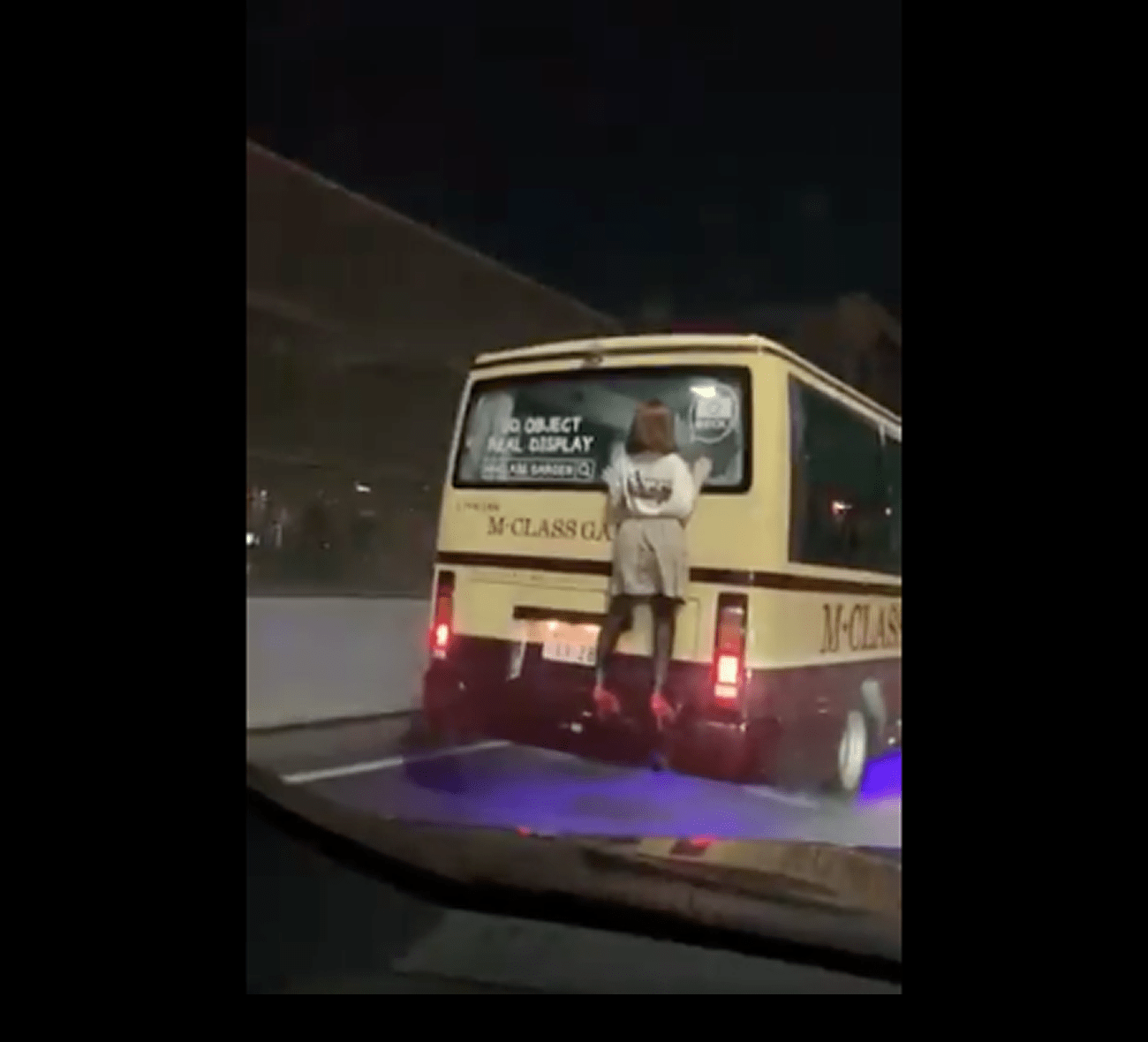 Motorista chama a polícia, após ver “pessoa” pendurada em ônibus em uma rodovia do Japão
