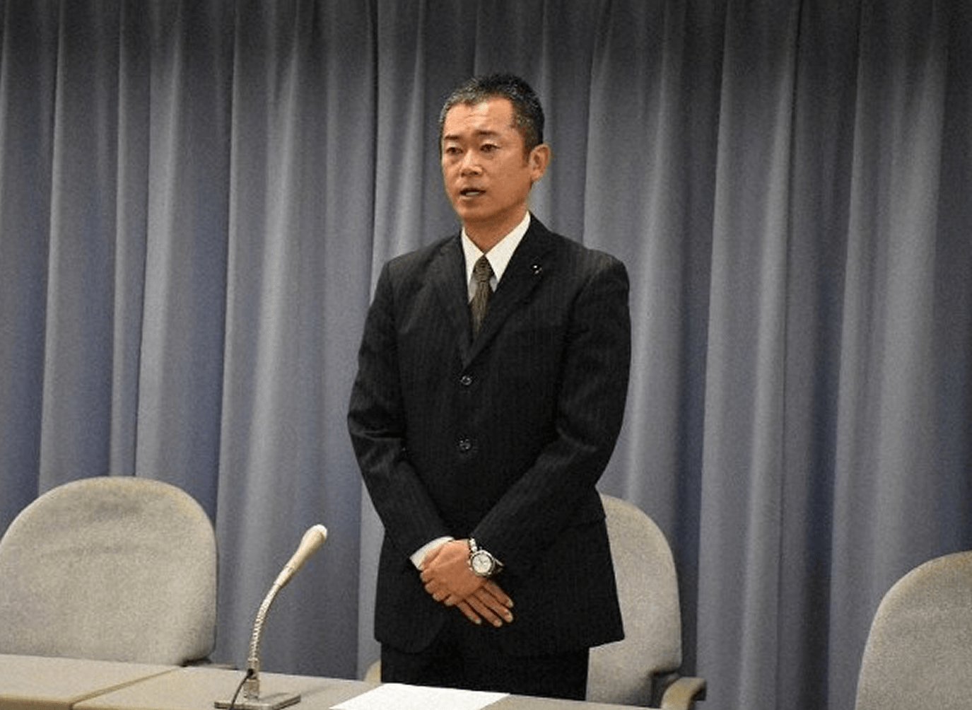Político pede desculpas após faturar 8,9 milhões de ienes com venda em máscaras on-line