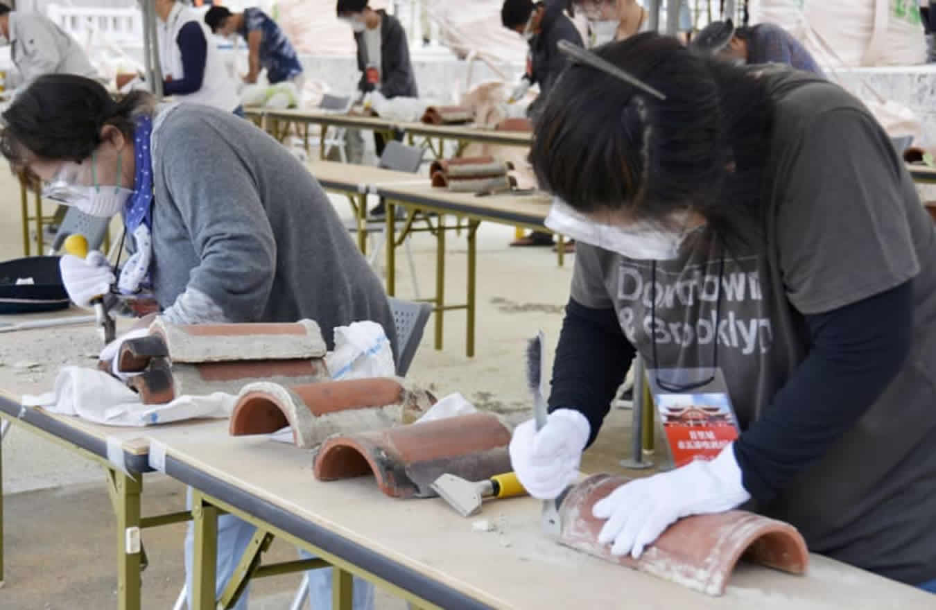 Voluntários ajudam a restaurar o Castelo de Shuri em Okinawa