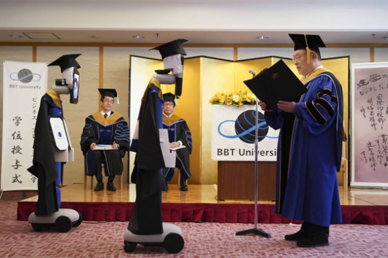 Universidade japonesa estuda cerimônia de formatura via avatares, durante surto de coronavírus