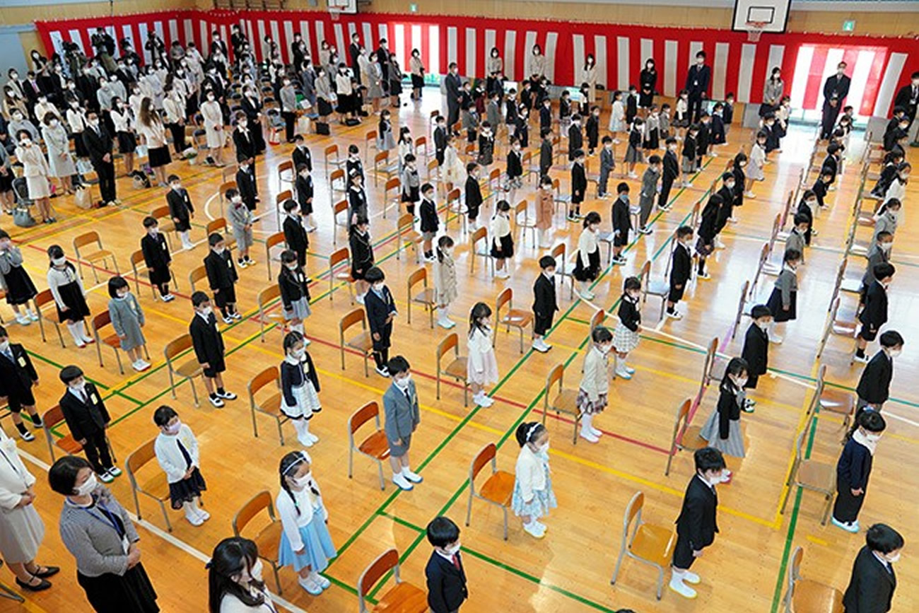 Escolas japonesas realizam suas usuais cerimônias, aplicando medidas contra vírus