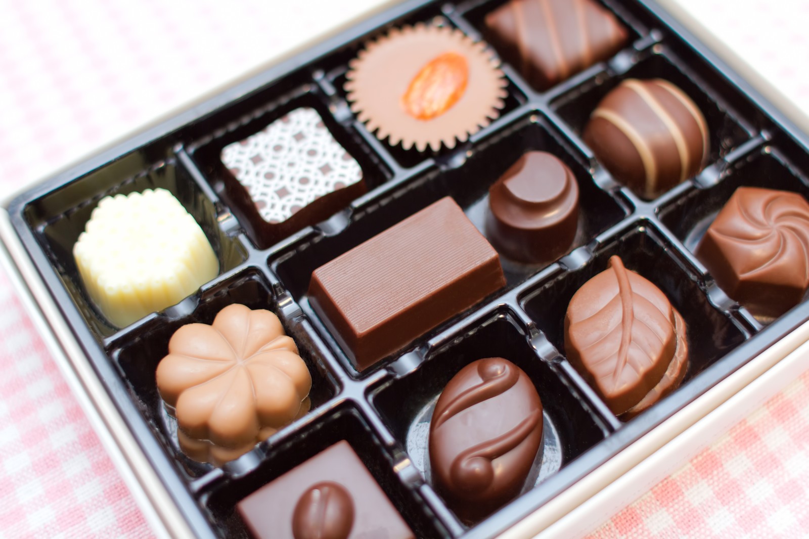 Empresa presenteia médicos que combatem vírus com chocolates