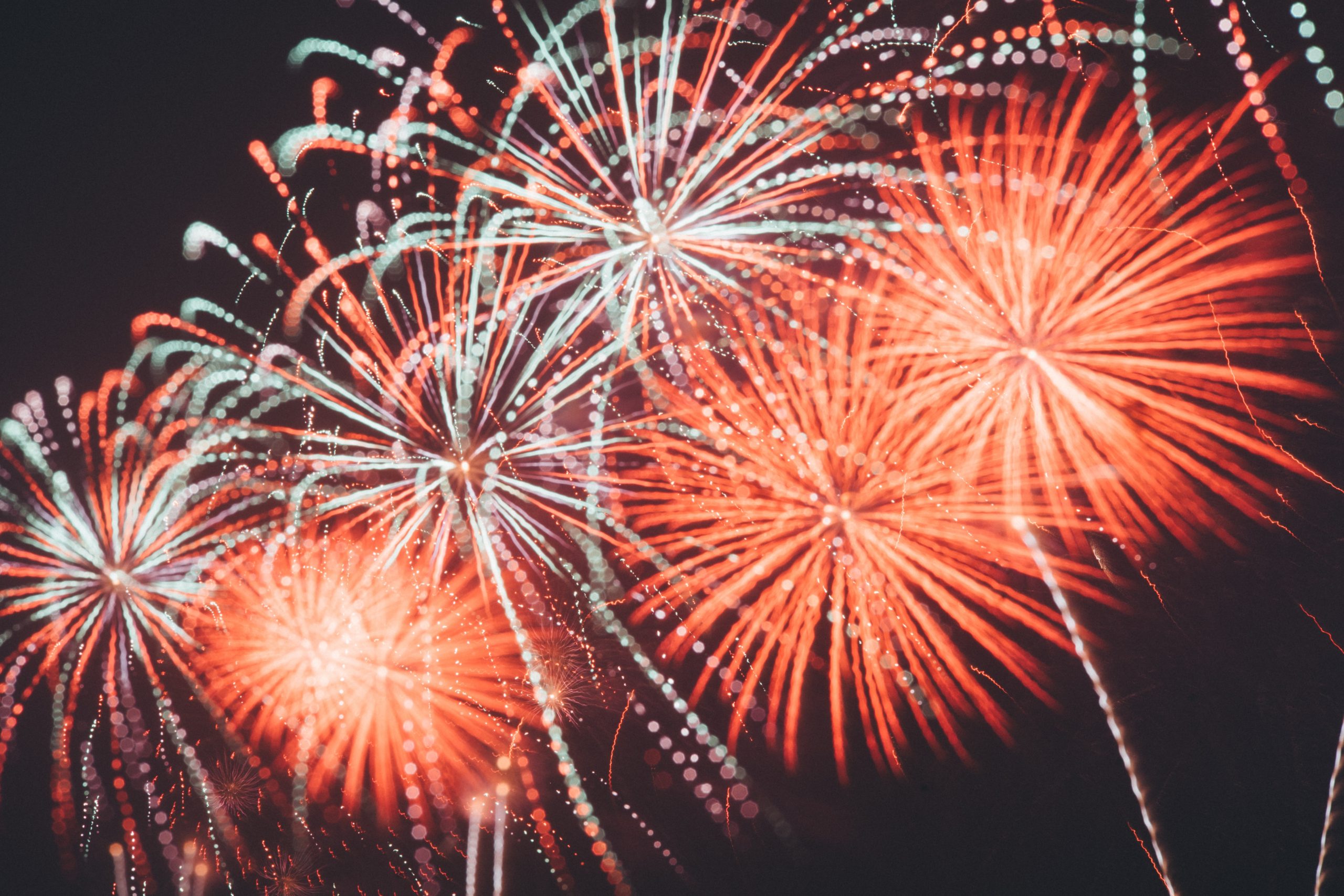 Céus do Japão iluminados com fogos de artifício, para alegrar o humor em meio a pandemia