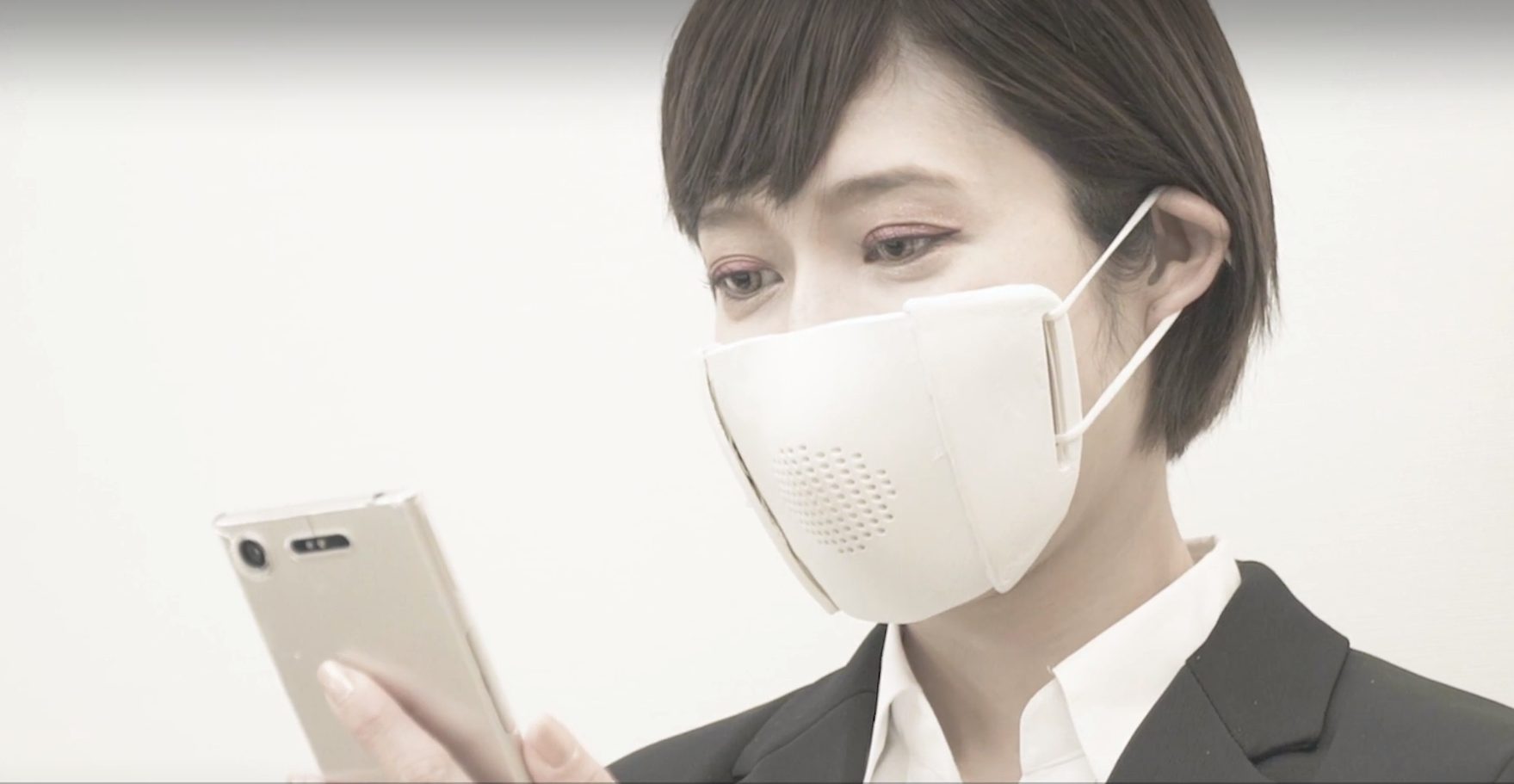 Startup japonesa cria máscara tecnológica com tradutor