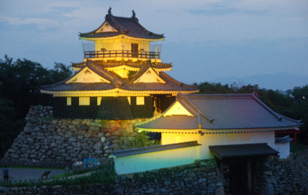 Castelo de Hamamatsu iluminado, faz alerta sobre infecções por coronavírus