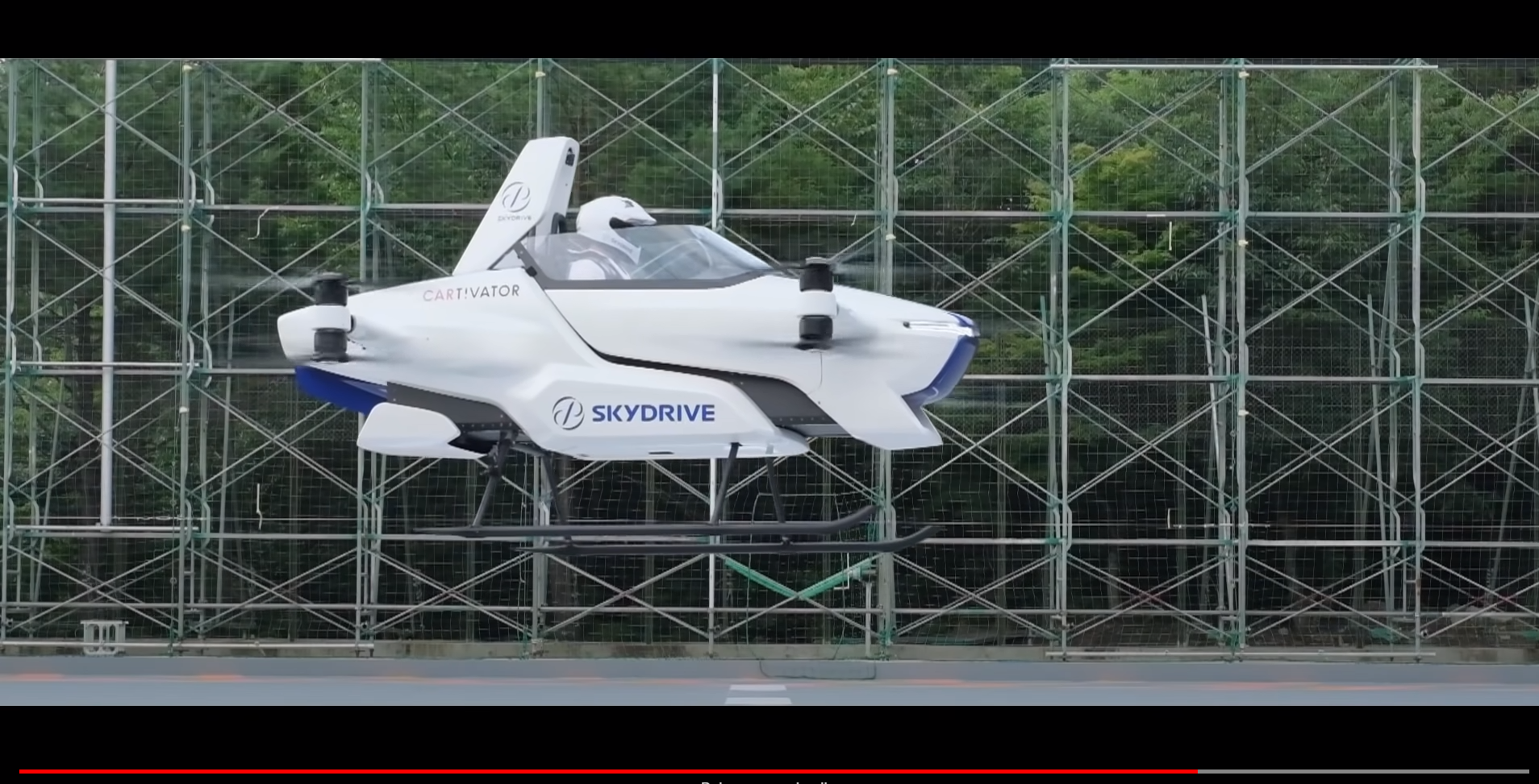 O carro voador do Japão sai do solo, com uma pessoa a bordo
