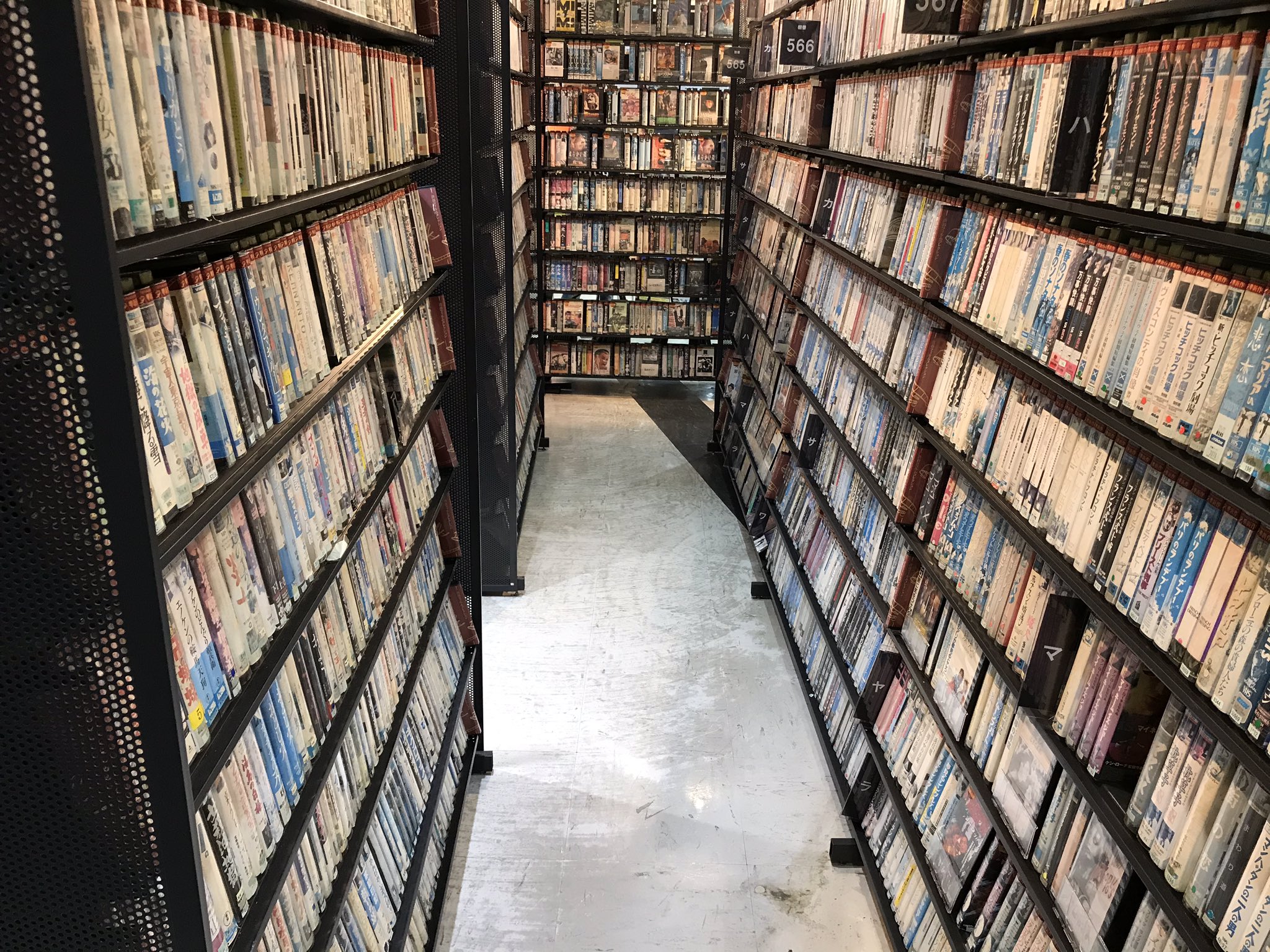 Locadora de vídeo localizada no centro de Tóquio, ainda conta com 6000 fitas VHS