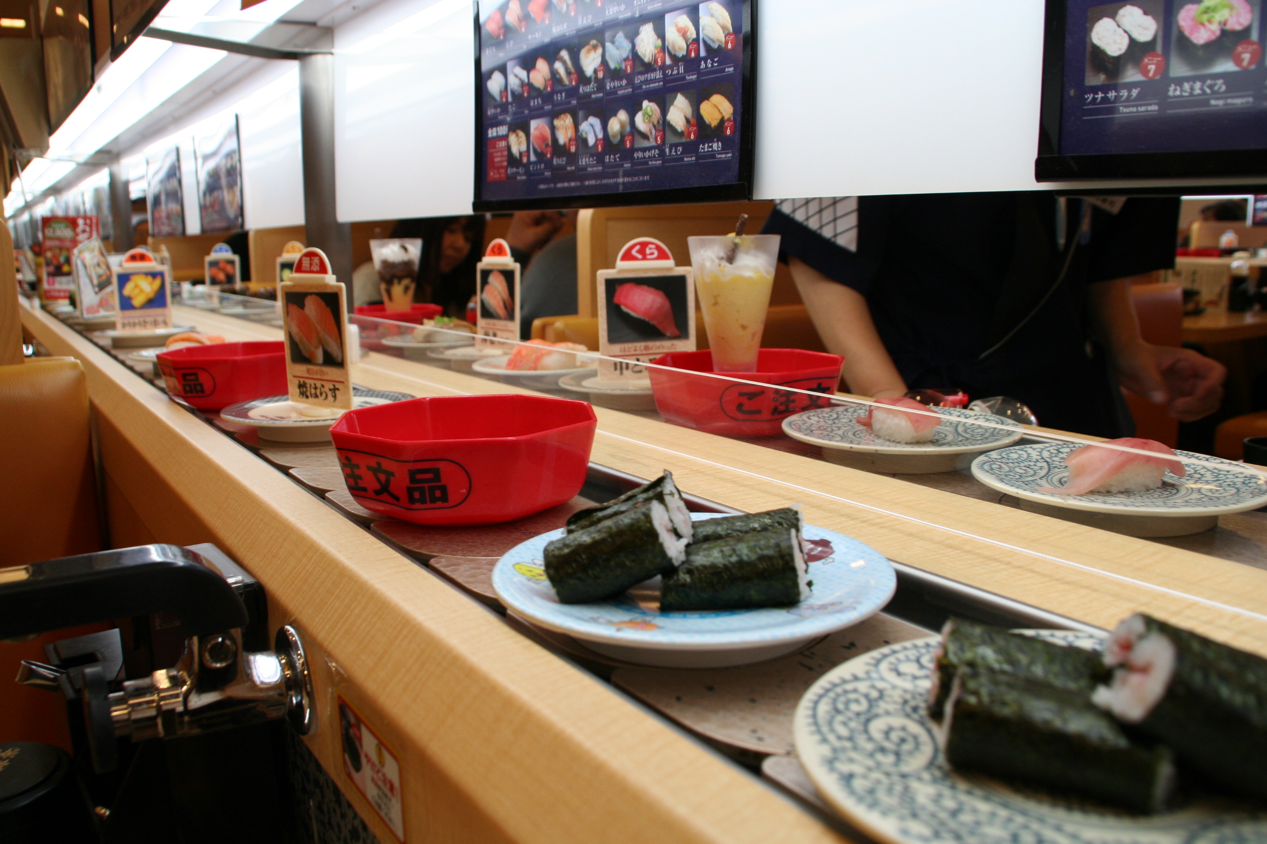 Rede de lojas de sushi em Osaka apresenta serviço de checkout automático para reduzir o risco de infecção