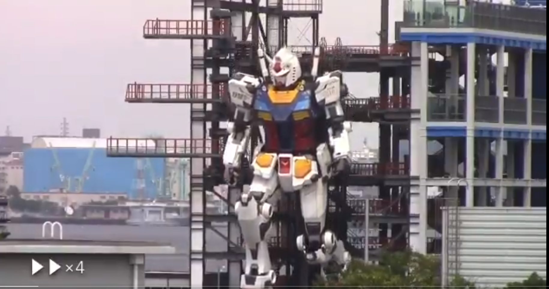 Robô gigante Gundam faz teste de movimentos em Yokohama