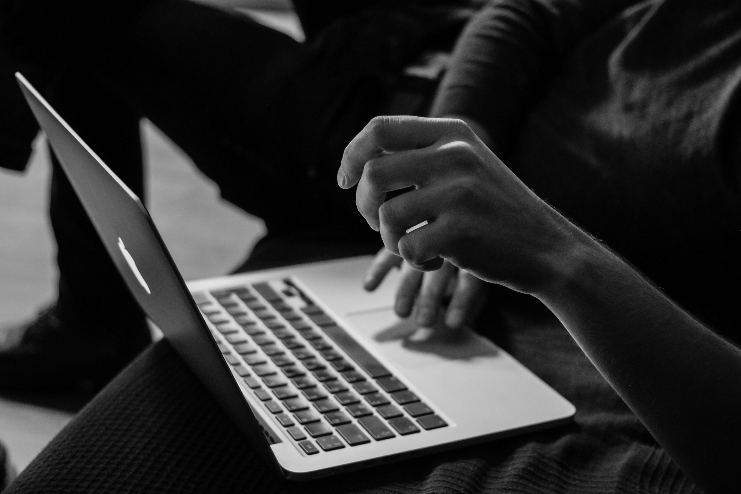 Suicídios: estudante faz aconselhamento online para jovens