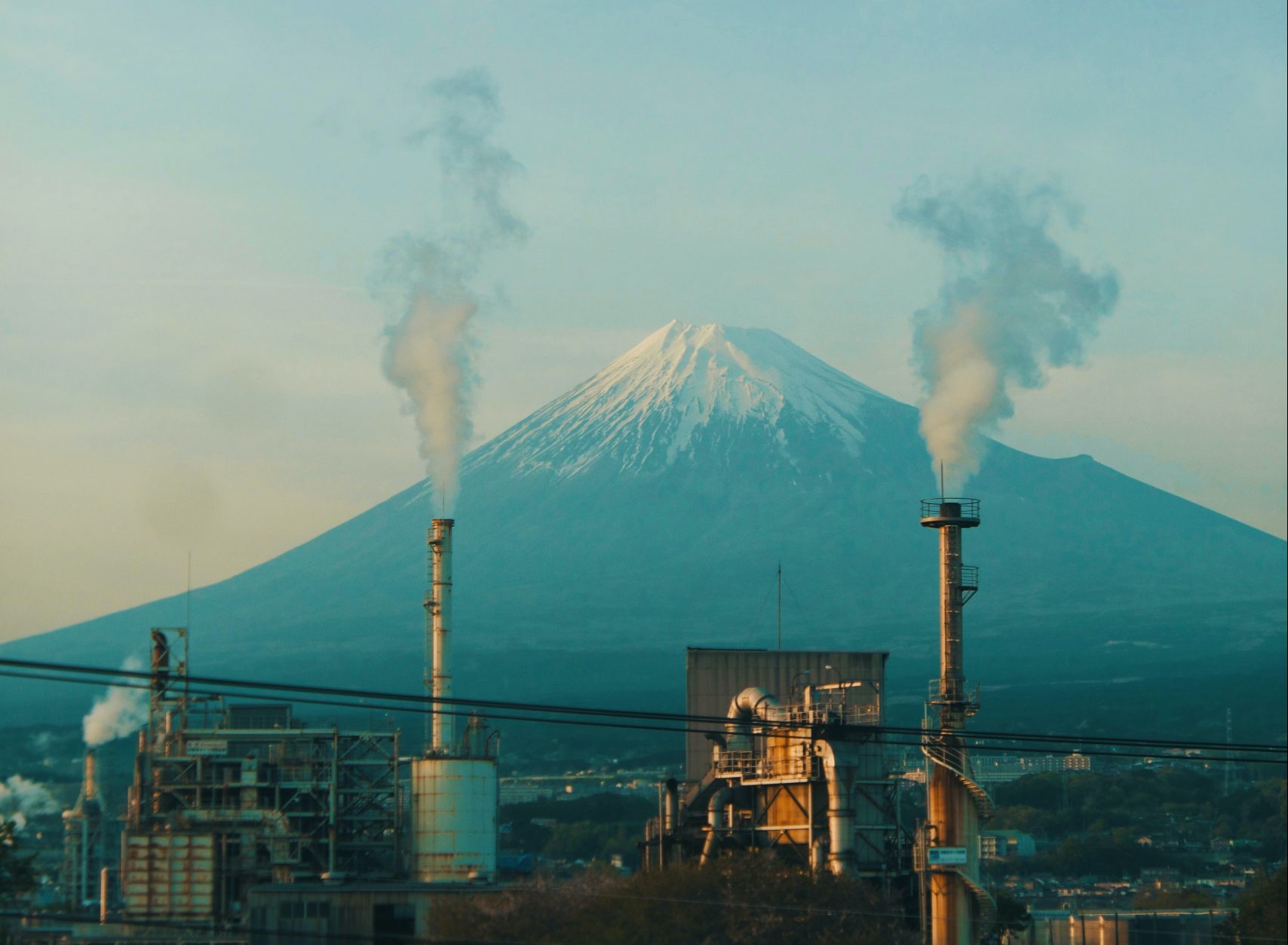 Meta de emissões mais rígidas pode estimular a mudança das refinarias do Japão para energia limpa