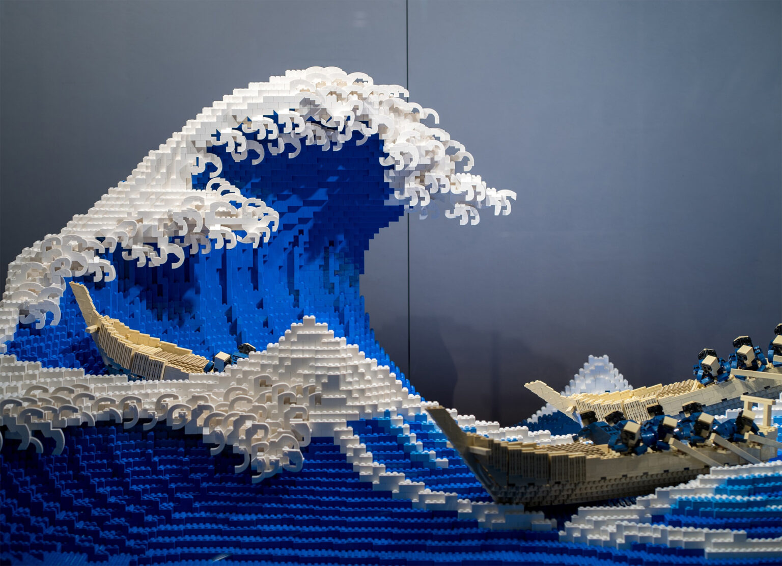 Escultura recria a “grande onda” de Hokusai em 50 mil peças LEGO