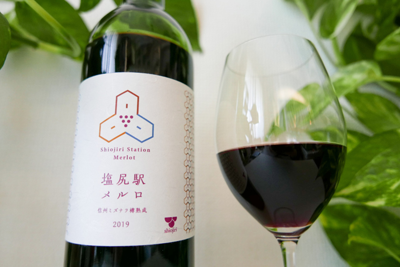 Vinho é produzido na plataforma de estação ferroviária no Japão