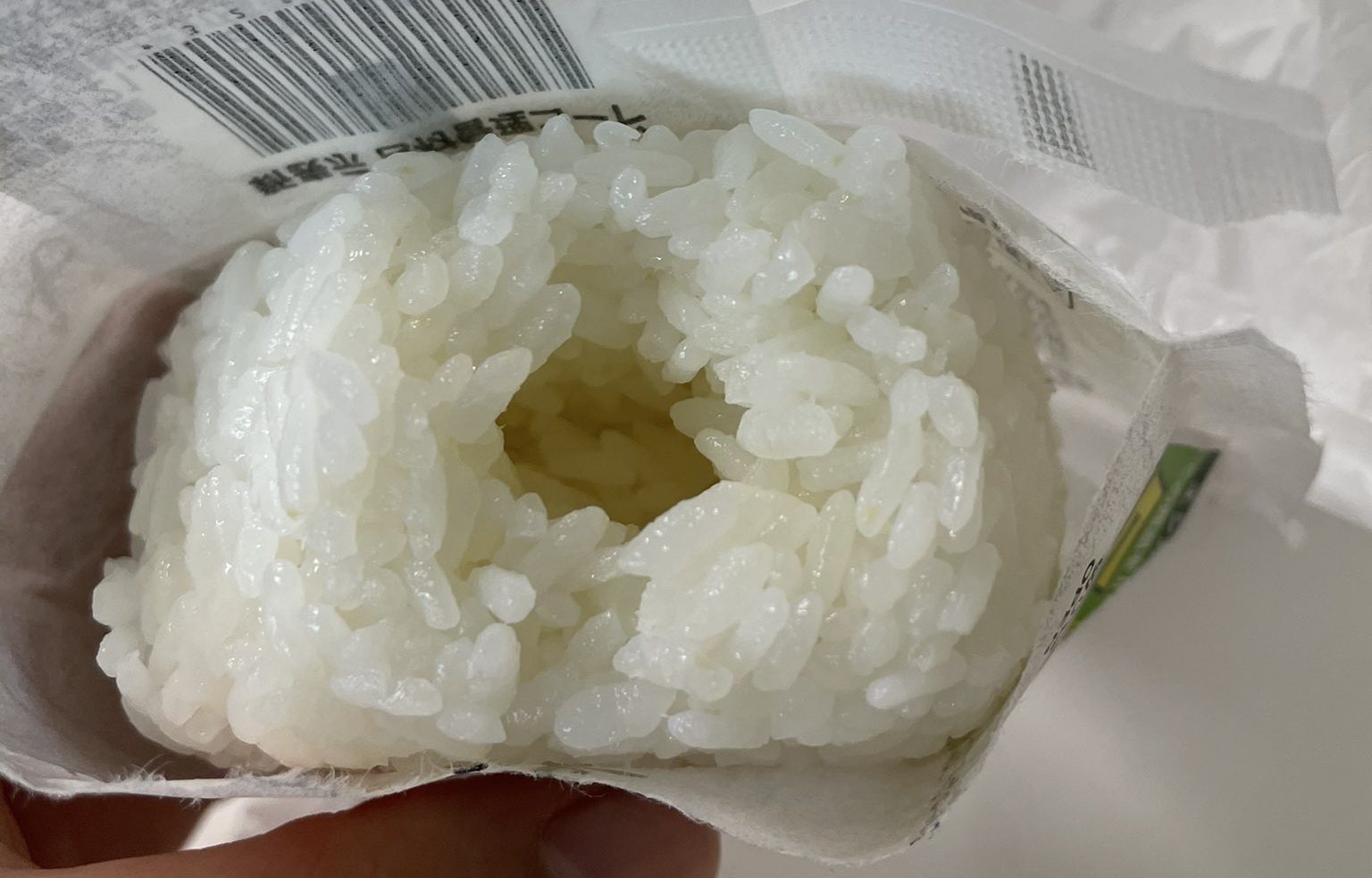 Buracos misteriosos surgem em onigiri da rede 7-Eleven
