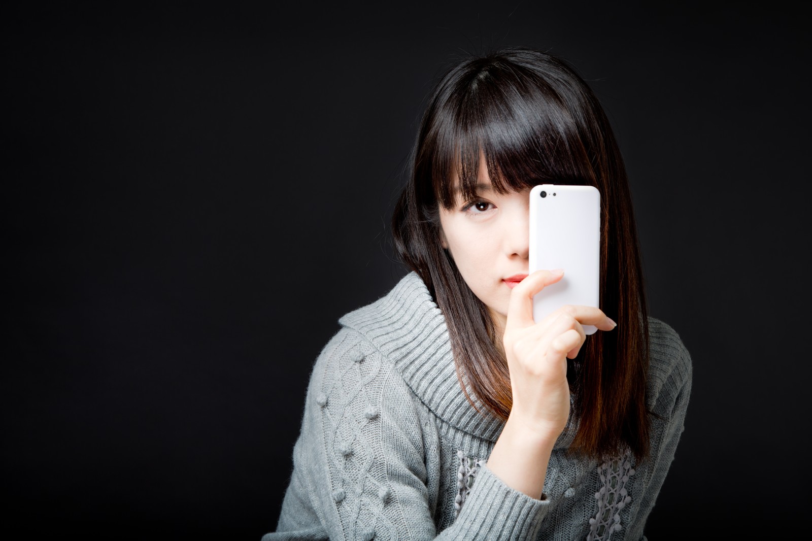 Mulher de 21 anos é presa por enviar centenas de selfies nua para idosa