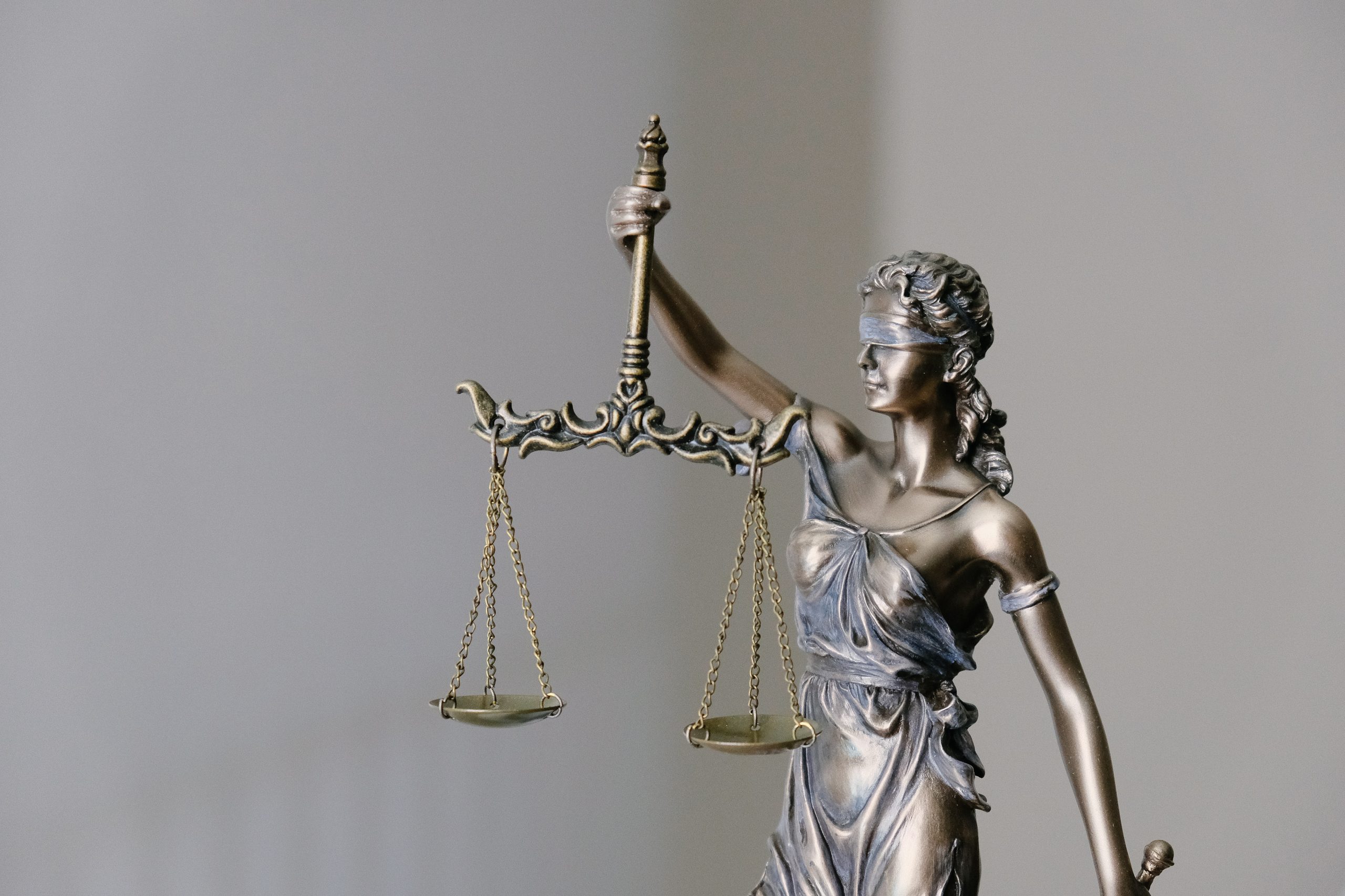 Mulher é condenada a pagar indenização por traição com a esposa de um homem