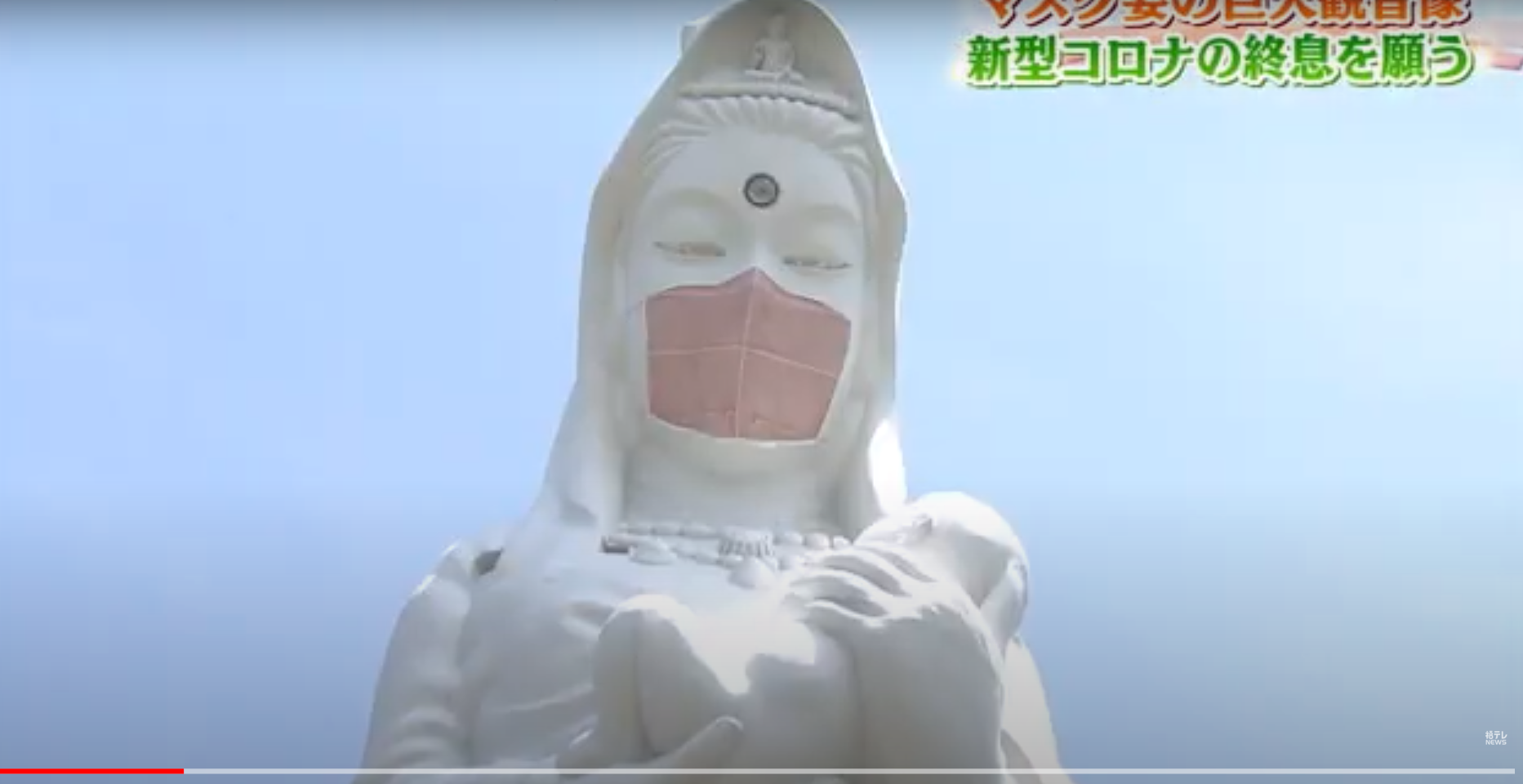 A Deusa budista da misericórdia recebe máscara pelo fim do COVID-19 no Japão
