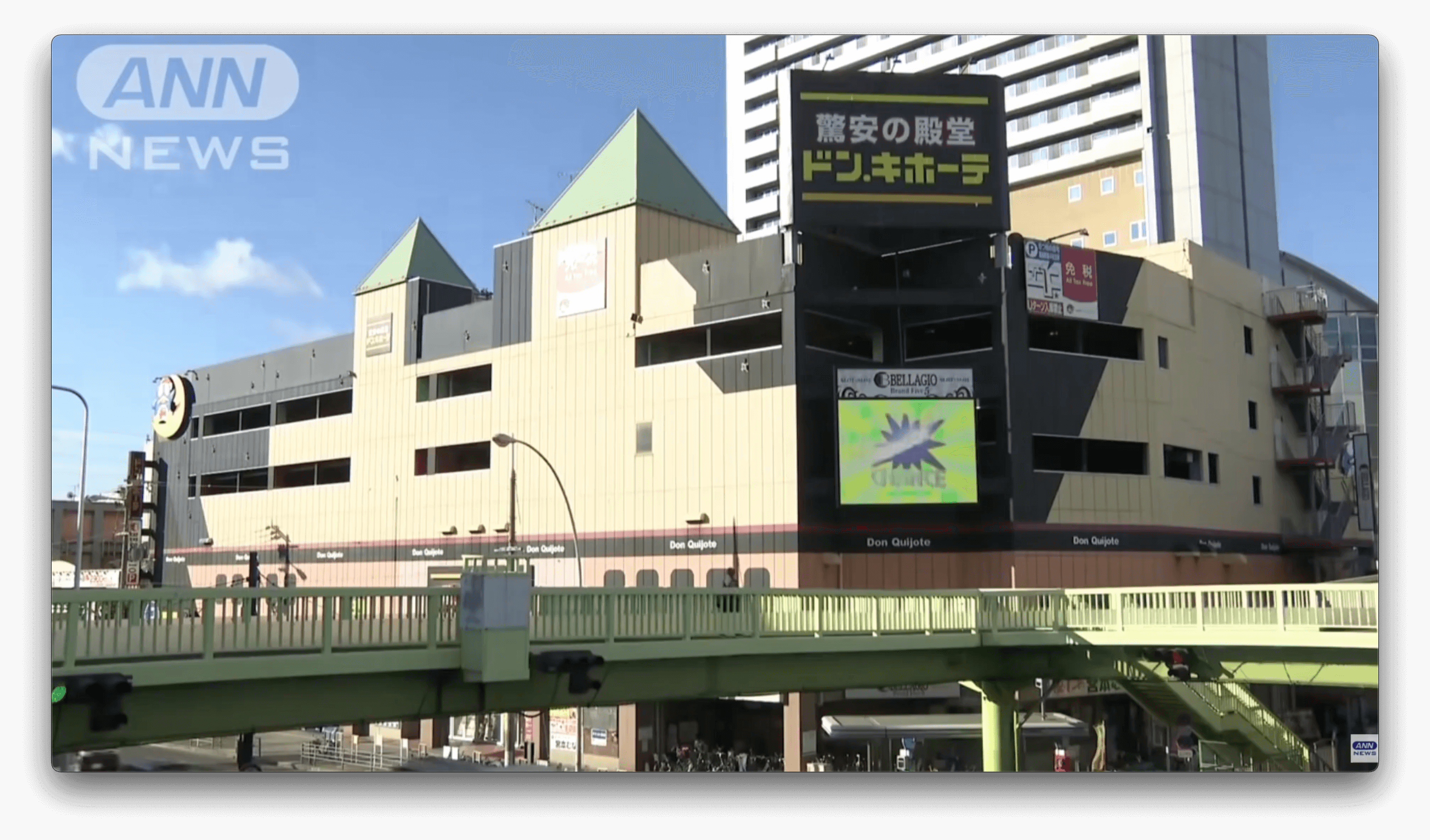 Estudante japonesa é presa por jogar um carrinho de compras do alto de uma loja no Japão
