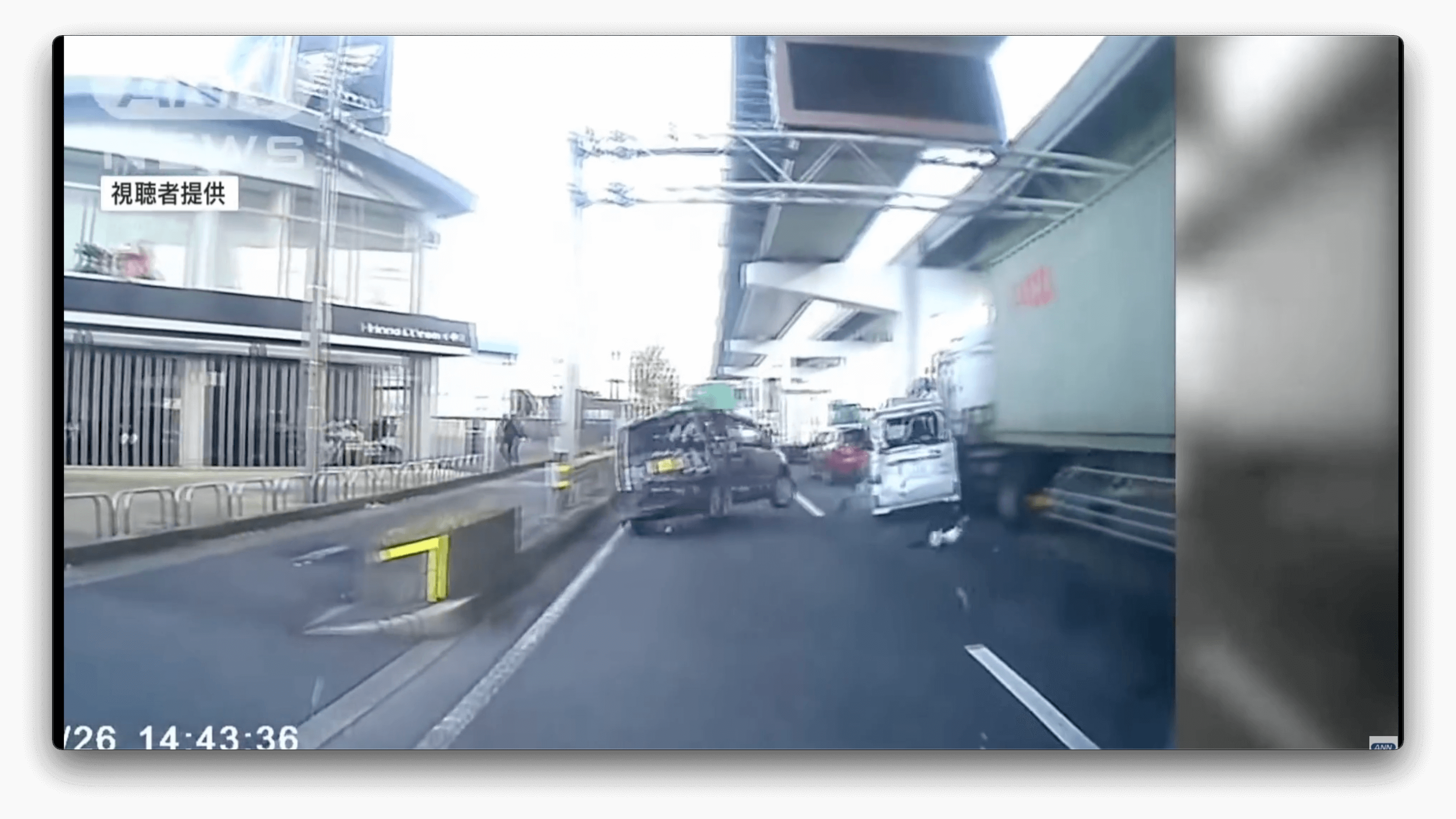 Homem de 54 anos é preso por causar engavetamento, envolvendo 24 carros em Aichi