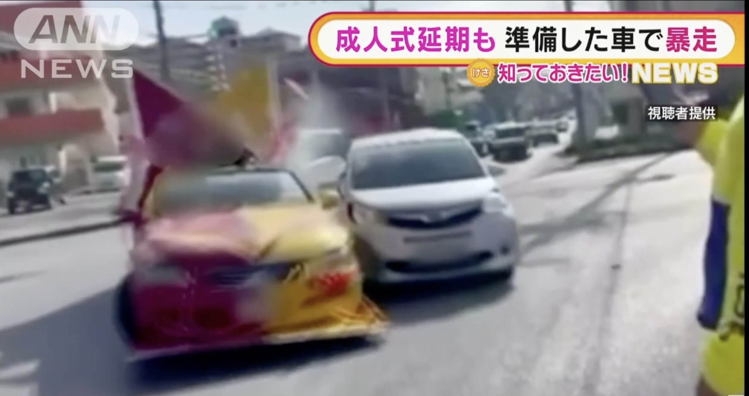 Carro decorado provoca acidente e foge em Okinawa&nbsp;