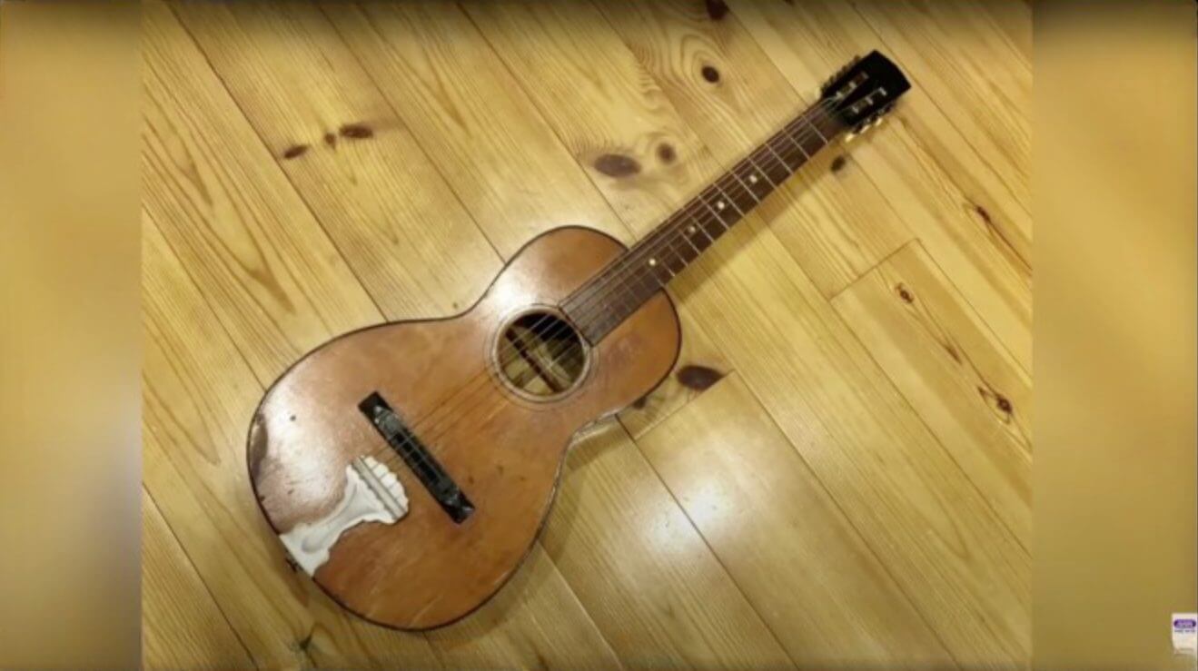 Violão, fabricado há 100 anos, é comprado em loja de usados por 1000 ienes no Japão