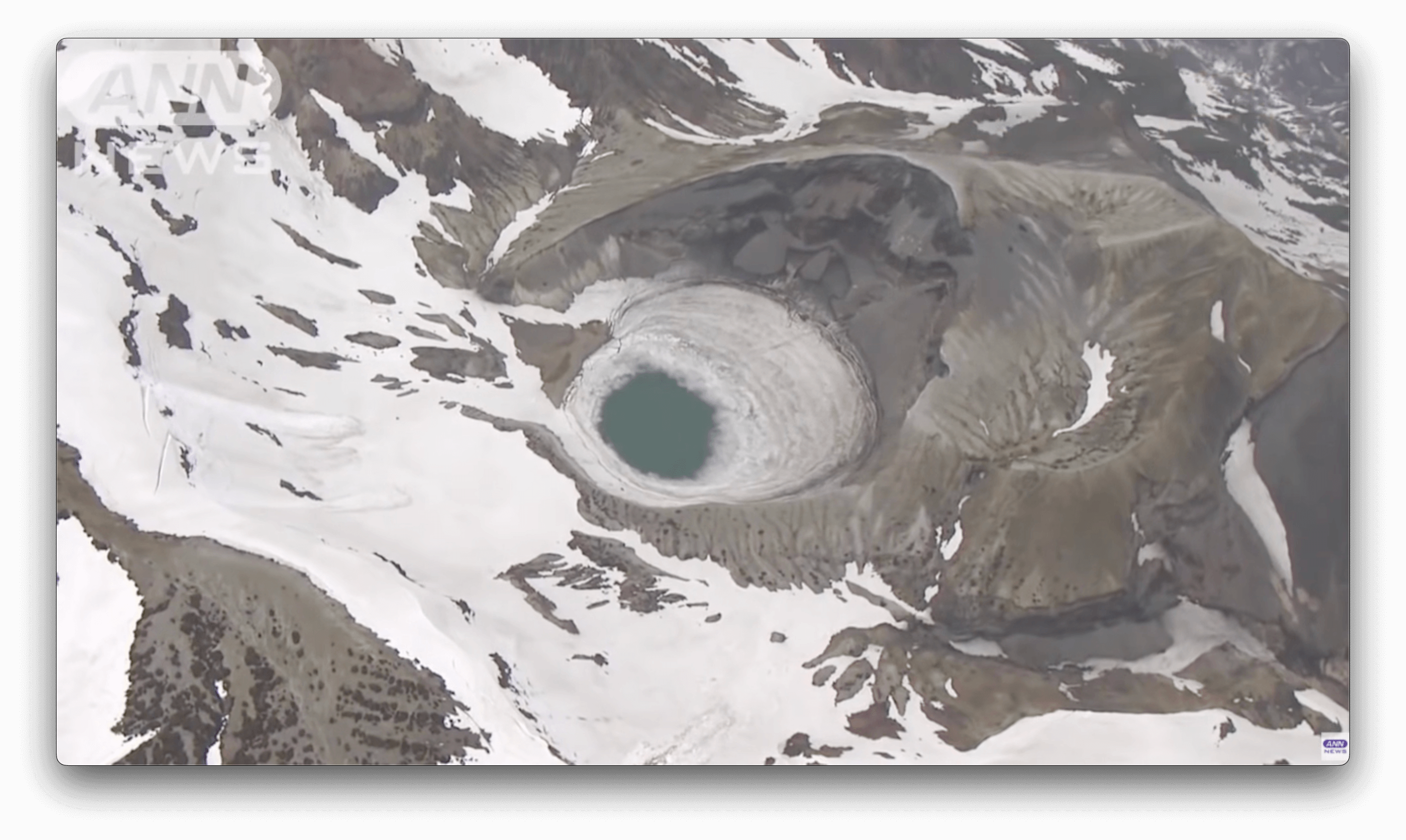 Homem cai dentro de lago da cratera de vulcão no Japão
