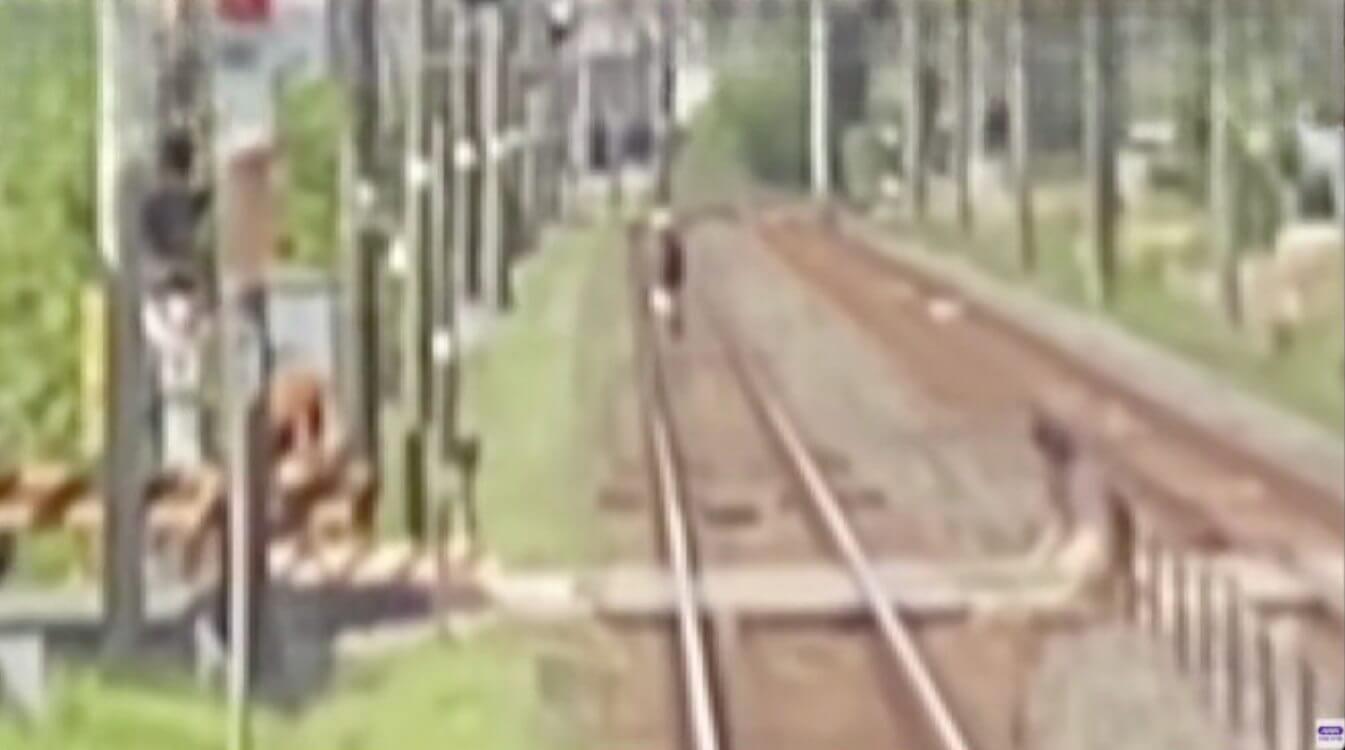 Pessoa aparece entre os trilhos de ferrovia e assusta condutor em vídeo 