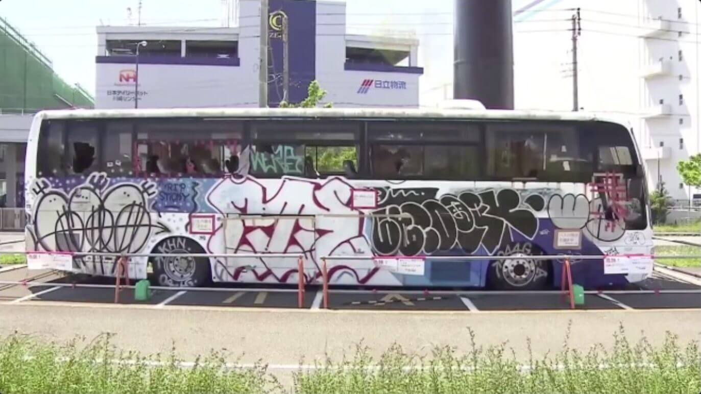 Ônibus abandonado chama atenção durante o feriado no Japão