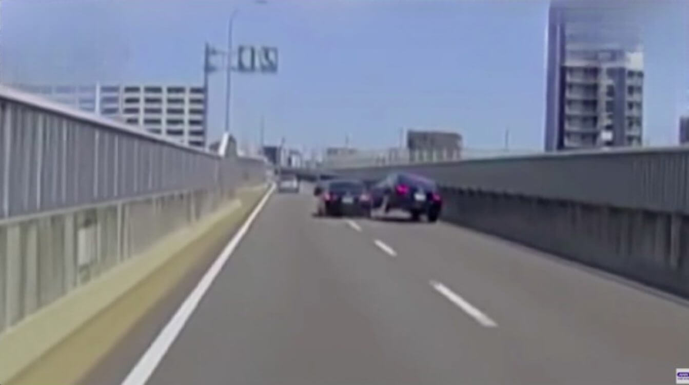 Motorista provoca acidente, após ser ultrapassado em via expressa no Japão