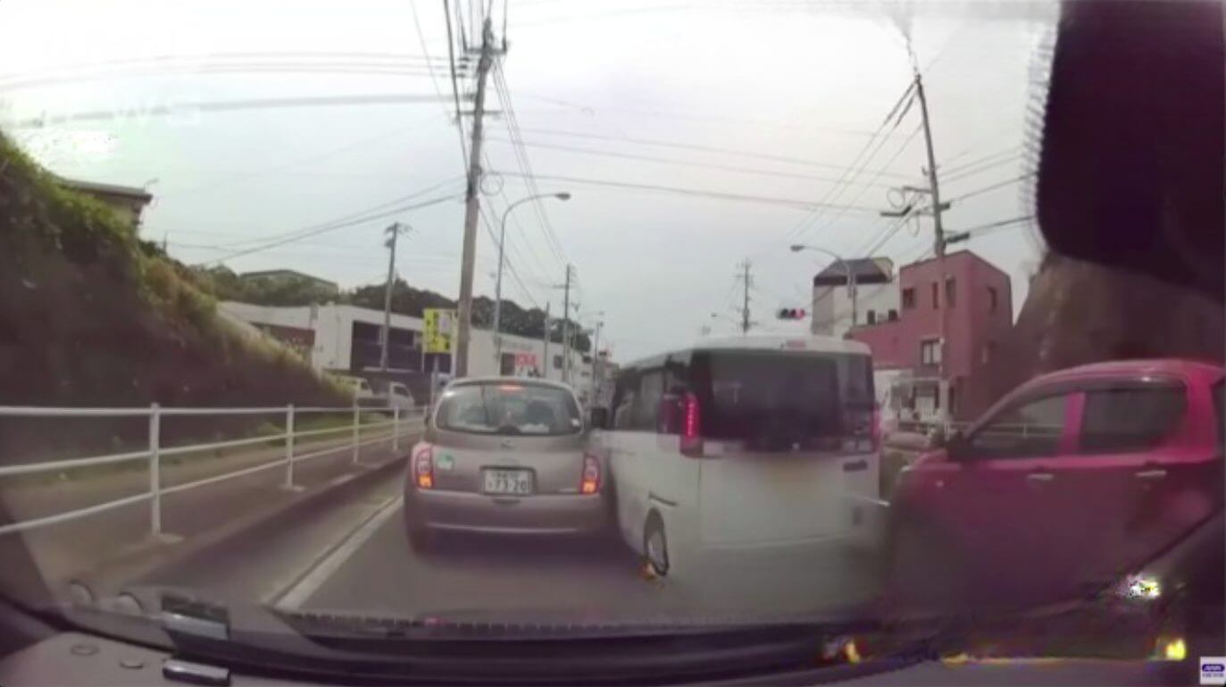 Carro em alta velocidade causa acidente em semáforo no Japão