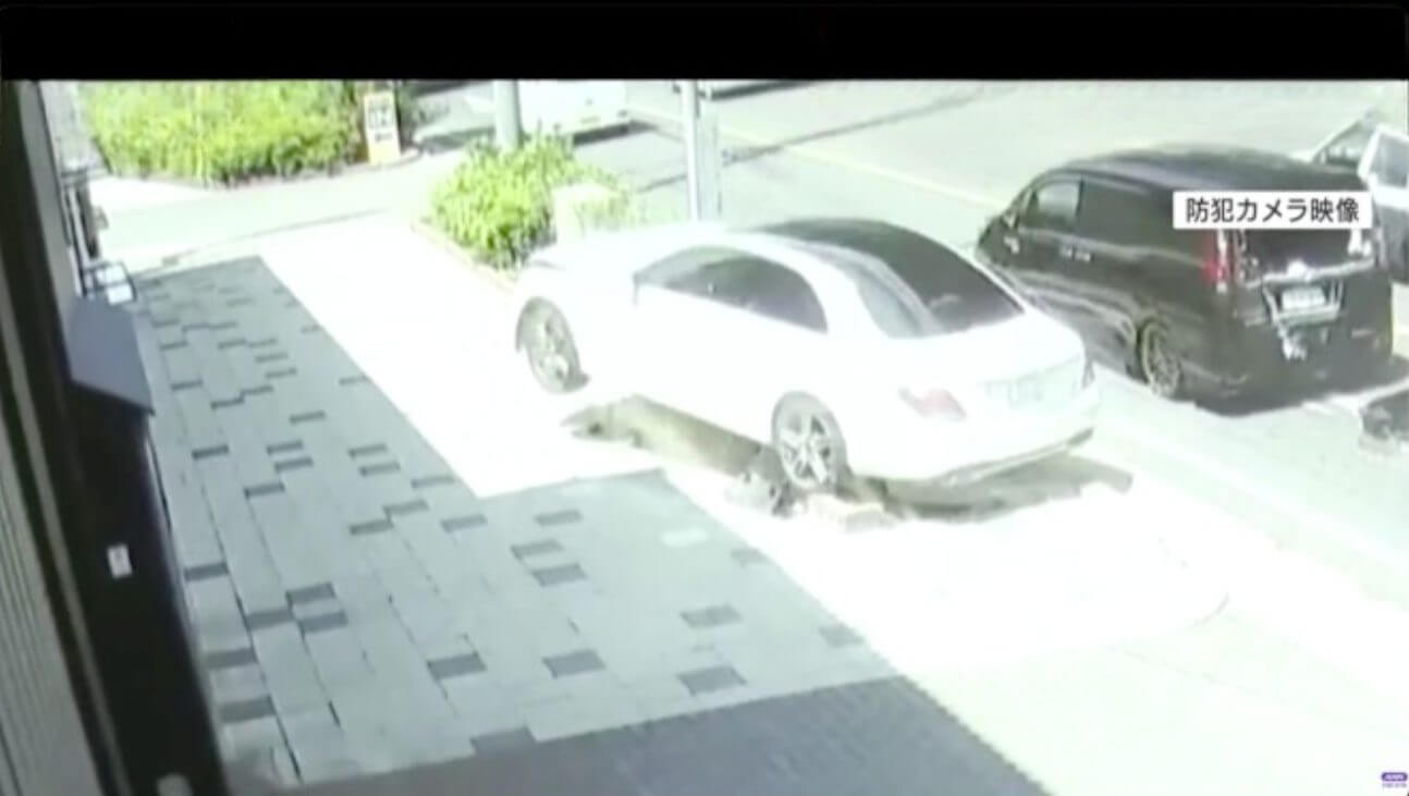Engavetamento de veículos acaba com um carro dentro de um estabelecimento no Japão 