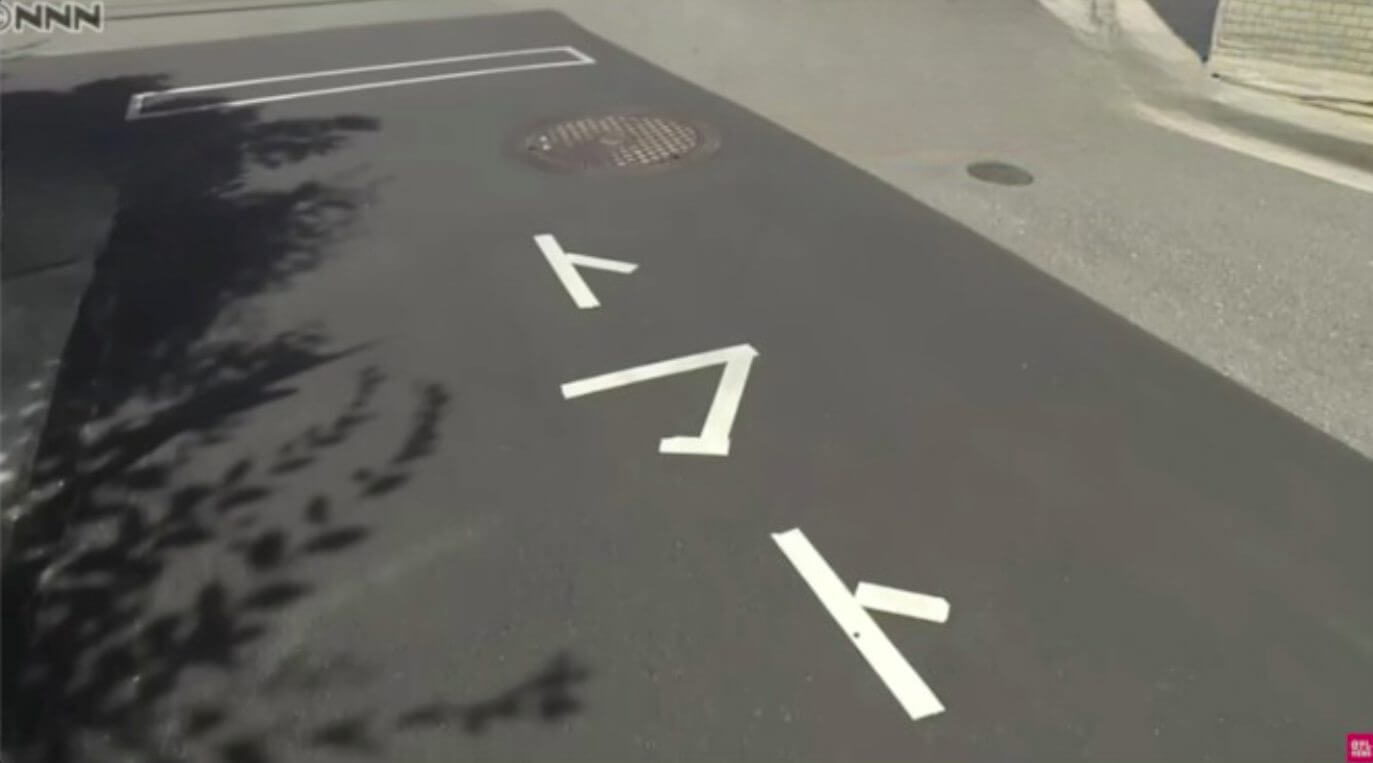 Em brincadeira de mal gosto, parada na rua é transformada em piada no Japão