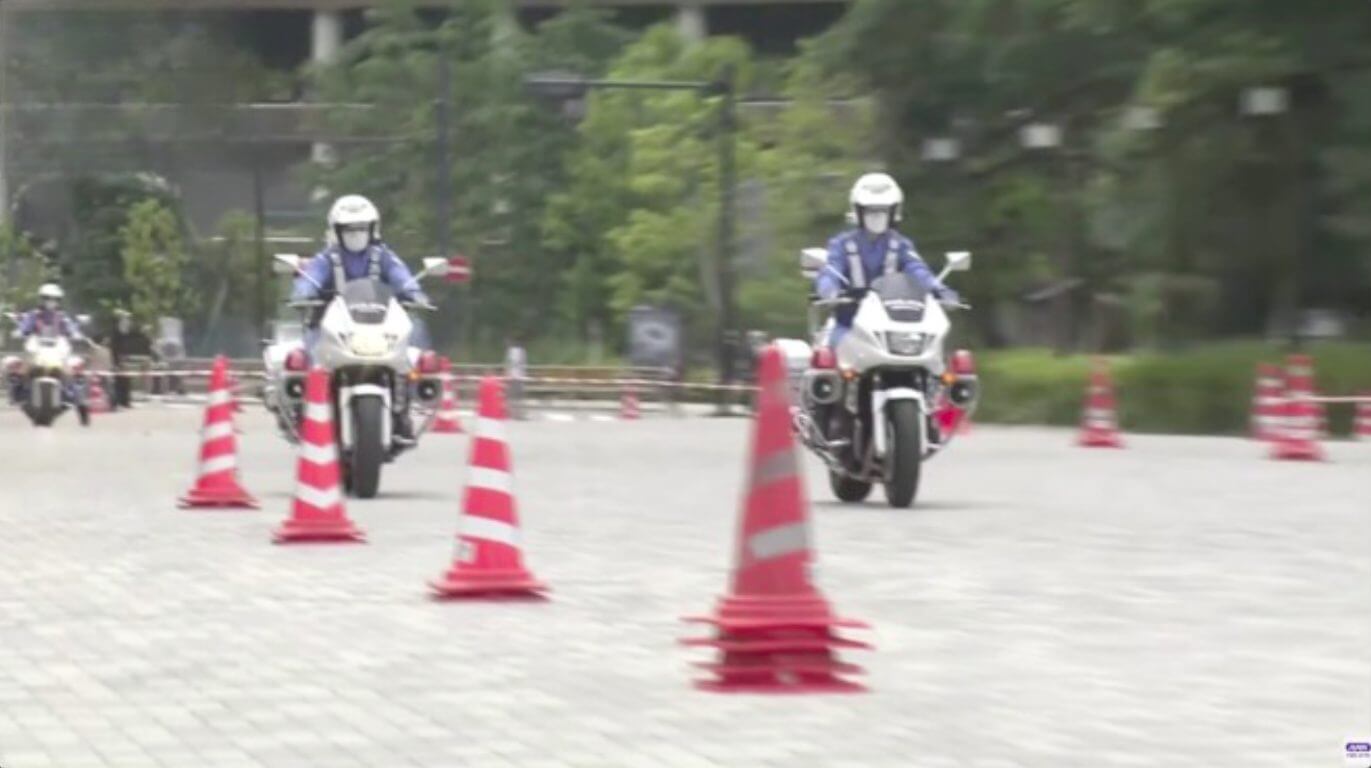 Queen Stars, as motociclistas da polícia realizam orientação de condução segura no trânsito do Japão