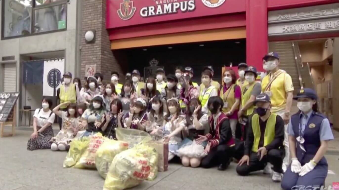 Cosplayers limpam rua comercial para contribuir com a comunidade