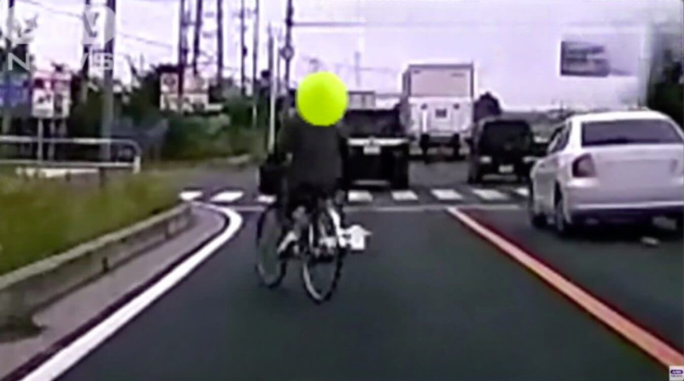Ciclista instável é flagrado nas ruas do Japão