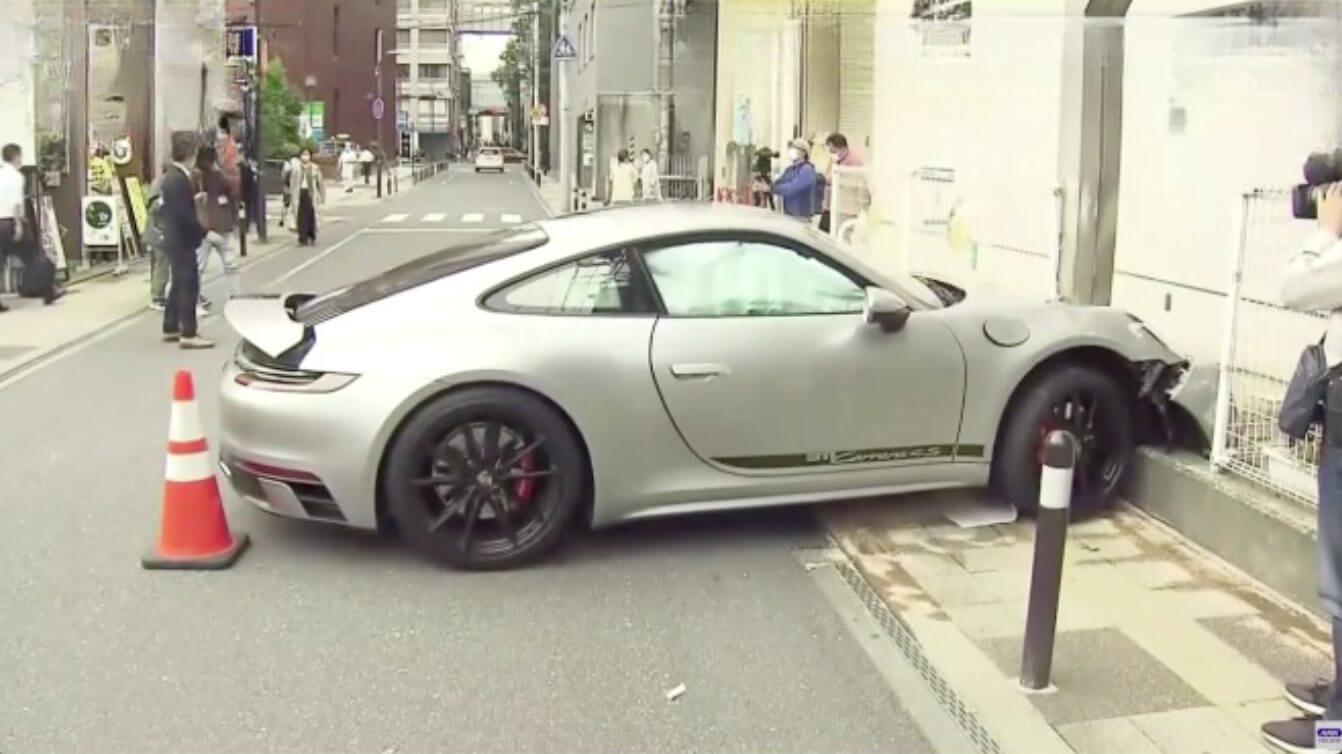Porsche se acidenta em cerca de jardim de infância no Japão