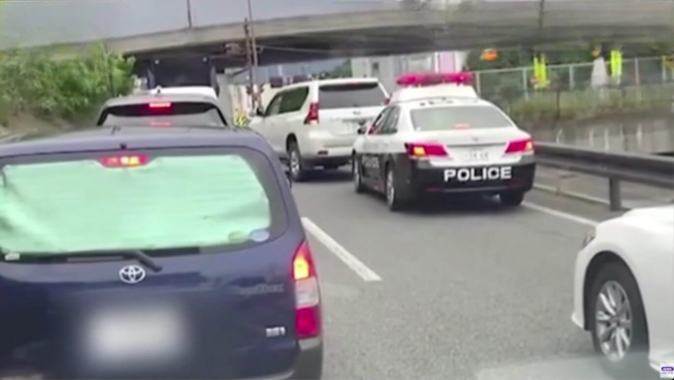 Casal foge da polícia com carro roubado, passando por cima de outros veículos no Japão