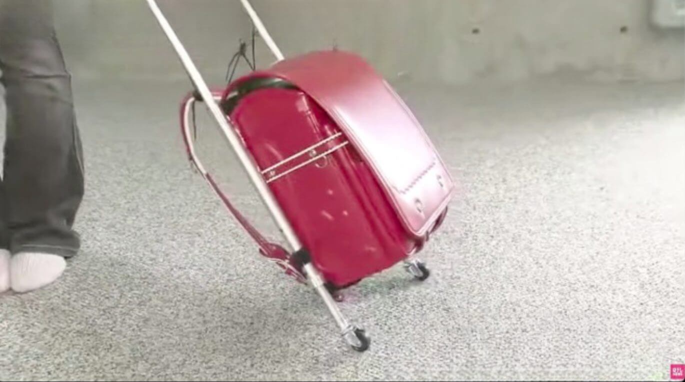 Mochilas pesadas recebem rodinhas, após reclamações dos pais