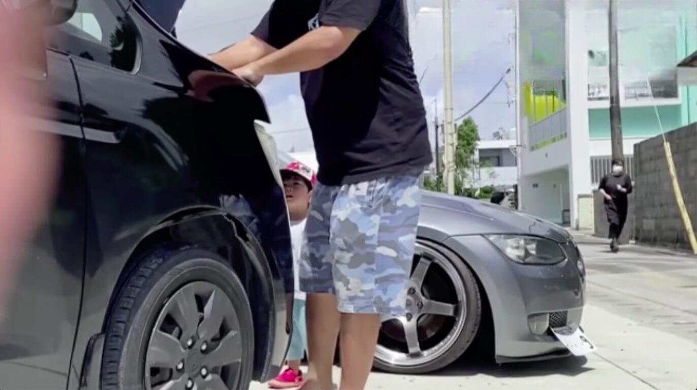Caranguejo surpreende ao aparecer sob o capô de carro 