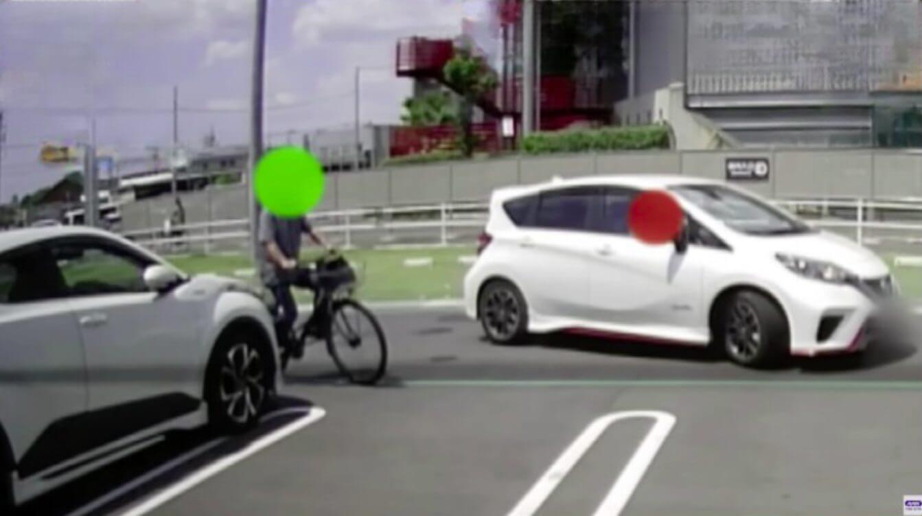 Acidente com 3 veículos ocorre em estacionamento de shopping center no Japão