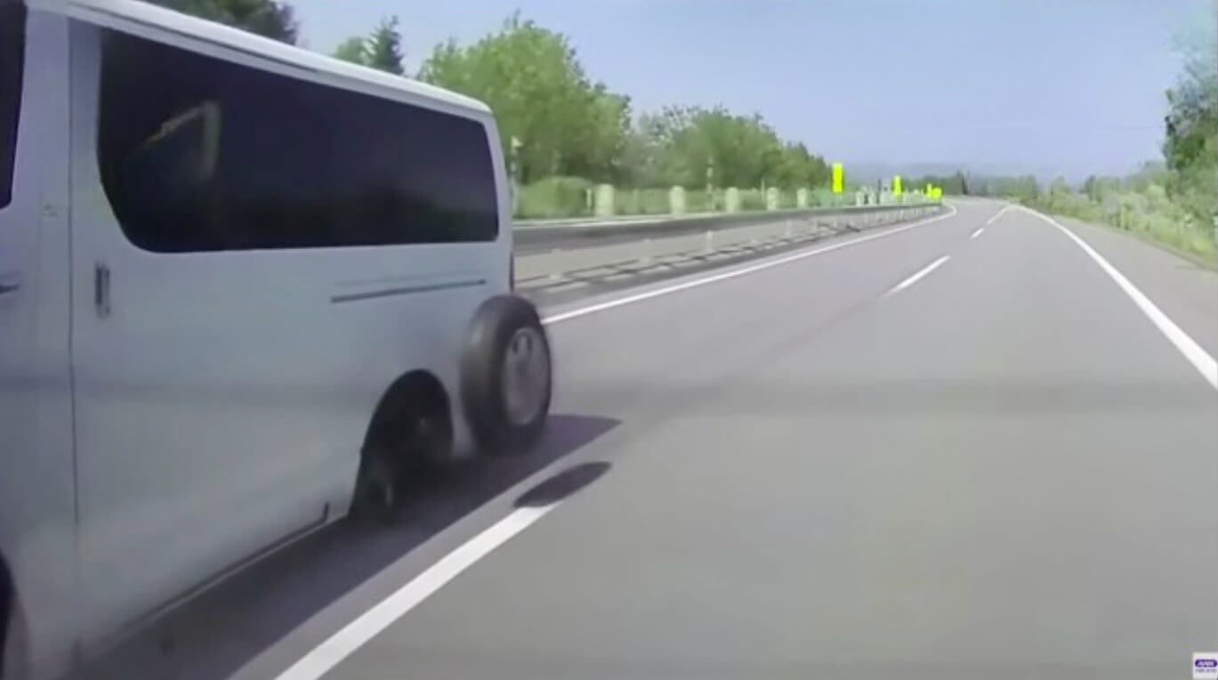 Pneu se desprende de carro em alta velocidade em rodovia 